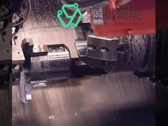 El proceso de la cooperación entre los robots industriales y la máquina-herramienta que muelen en trabajar a máquina