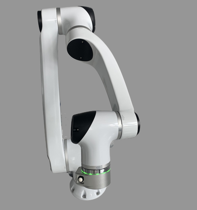Brazo industrial del manipulante robótico que apila el sistema para la máquina-herramienta que carga descargando proceso