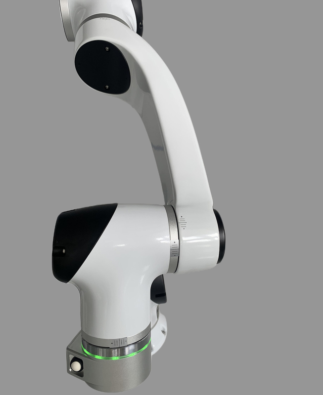 Brazo industrial del manipulante robótico que apila el sistema para la máquina-herramienta que carga descargando proceso
