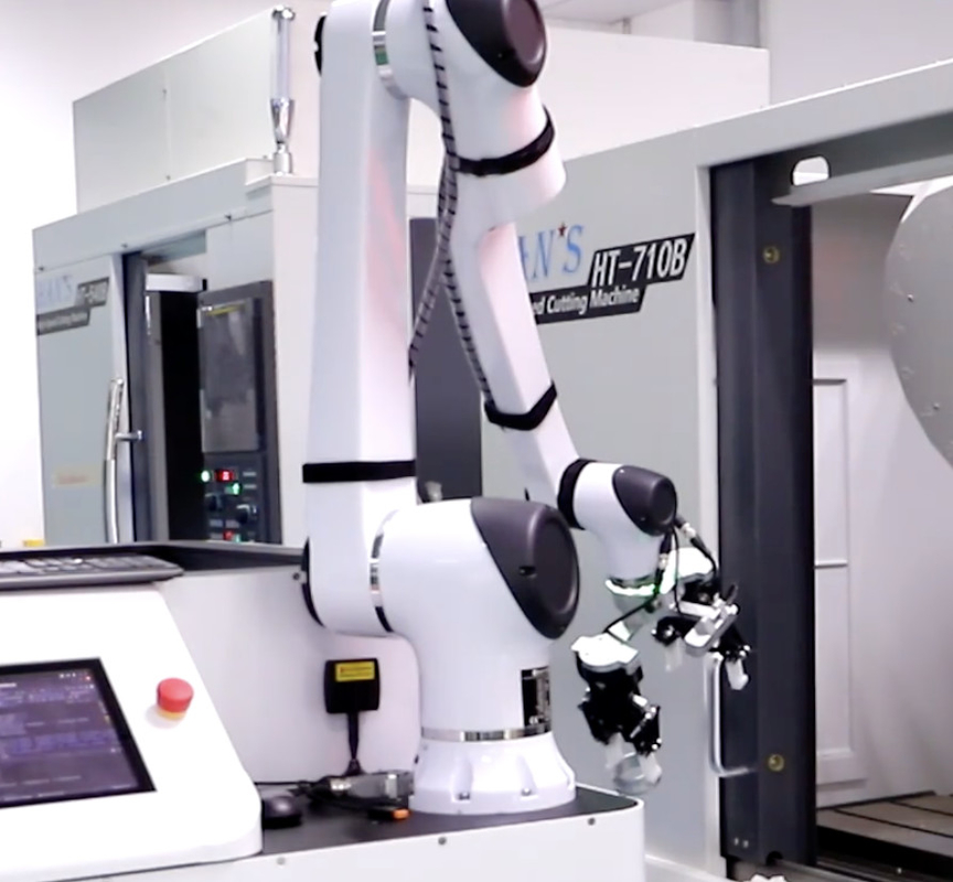 Brazo industrial del manipulante robótico que apila el sistema para la máquina-herramienta que carga descargando proceso