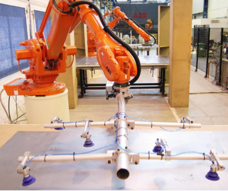 Accesorio de la soldadura del brazo del robot de Kuka Abb que agarra los paneles solares en industria fotovoltaica como destornillador