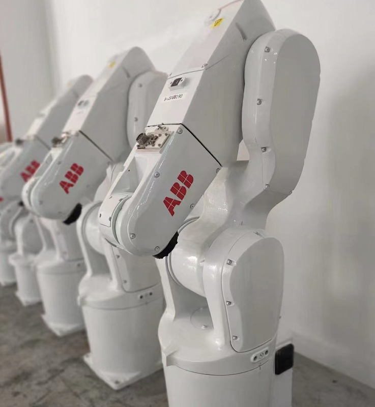 Trabajo de AXIS del brazo 6 del robot industrial de ABB IRB1200-5/0.9 con el robot de Vision bueno en la asamblea