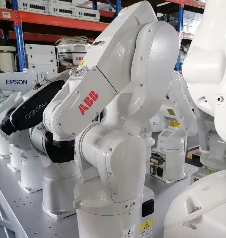 Trabajo de AXIS del brazo 6 del robot industrial de ABB IRB1200-5/0.9 con el robot de Vision bueno en la asamblea