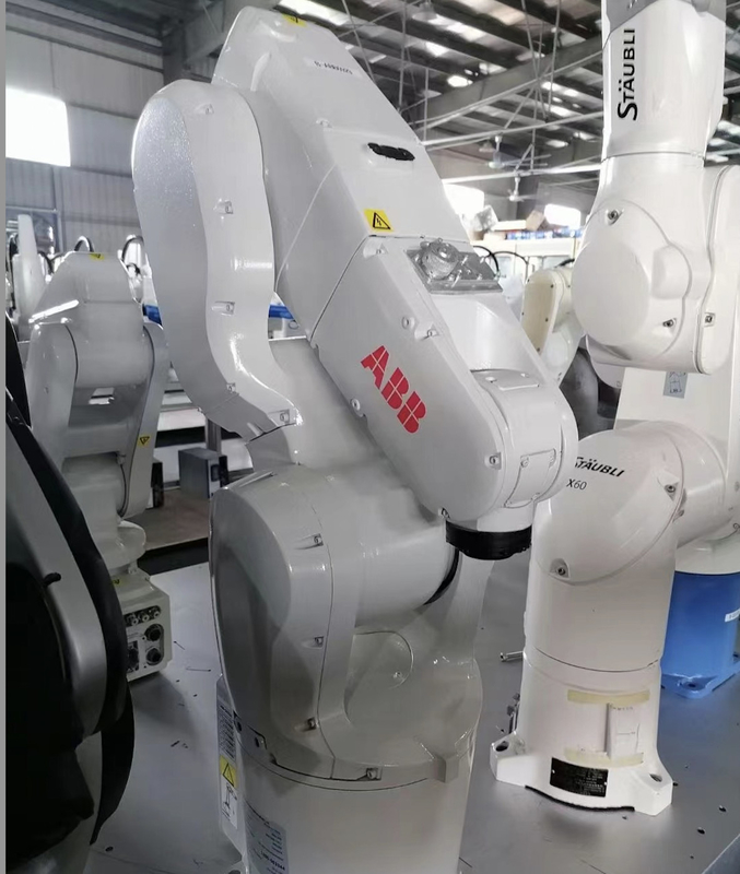 Trabajo de AXIS del brazo 6 del robot industrial de ABB IRB1200-5/0.9 con el robot de Vision bueno en la asamblea