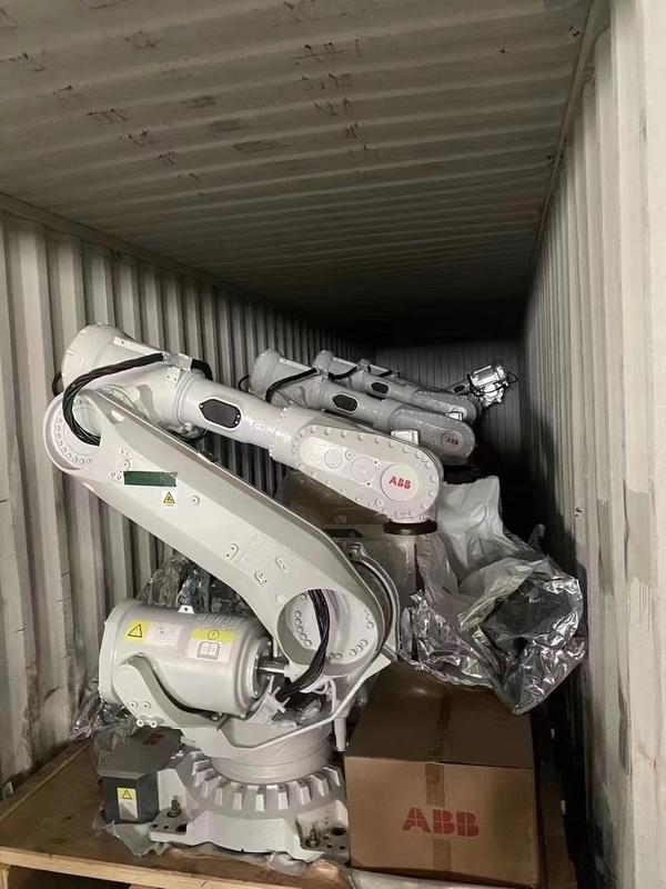Proceso de dispensación del brazo del robot de ABB IRB 6700 ABB de la línea de la batería 3 metros