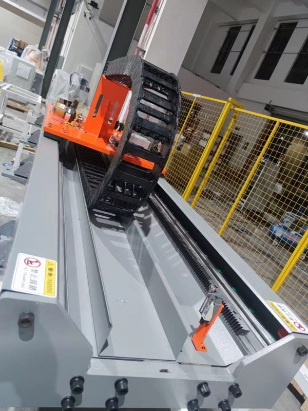 El robot resistente grande sigue los carriles de guía en el proceso mecánico Abb rápido simple Irbt
