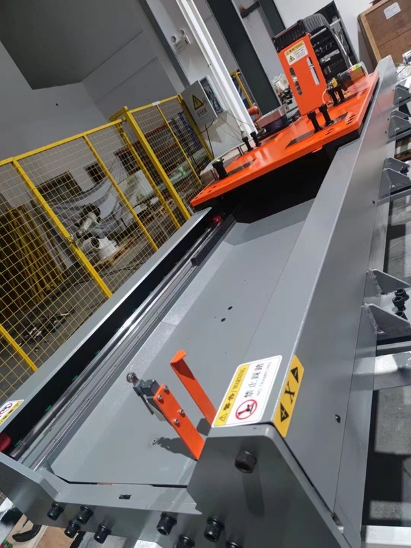 El robot resistente grande sigue los carriles de guía en el proceso mecánico Abb rápido simple Irbt