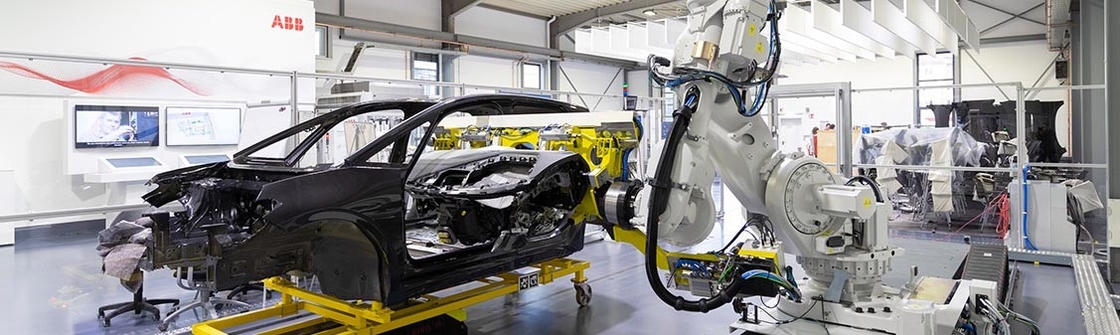 El brazo del robot de Seis-AXIS Abb que talla formando el robot de IRB 8700 está empaletando fábricas automotrices de soldadura