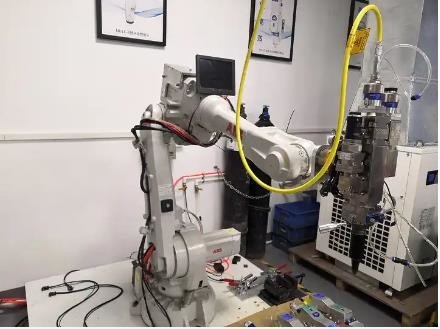 Brazo del robot del sistema ABB Kuka Fanuc 6 AXIS del robot de soldadura de laser de la fibra   Profundidad 0.04-6m m